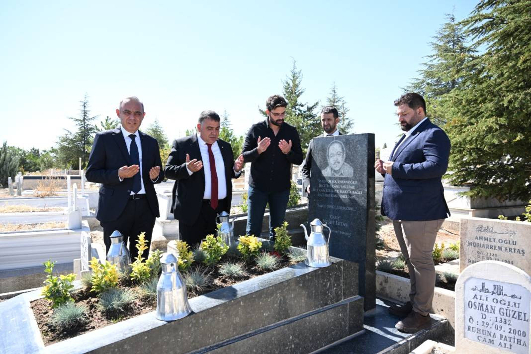 ‘Bozkırın Tezenesi’ Neşet Ertaş Kırşehir'deki mezarı başında anıldı - Resim: 2